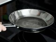 Bếp Eva - Biến chảo sắt thành chống dính ngay tức khắc trong 1 phút chỉ với mẹo vặt chẳng ai ngờ