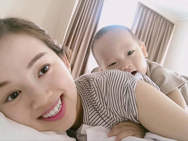 Còn hiện tại, Khánh Ly cũng đang hạnh phúc với con trai đáng yêu của mình.
