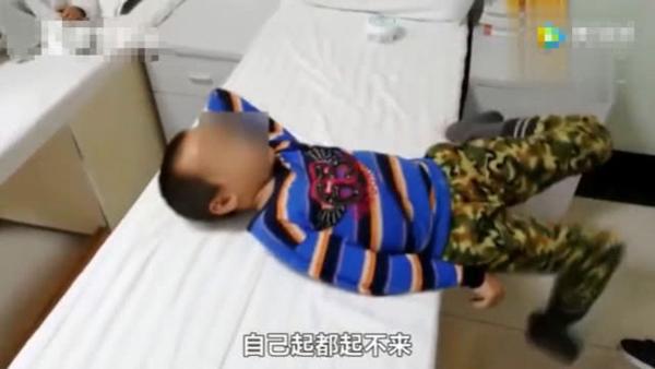Con nghịch ngợm, bố mẹ dỗ dành bằng điện thoại, bác sĩ nói: Phần cổ nghiêm trọng rồi! - 1