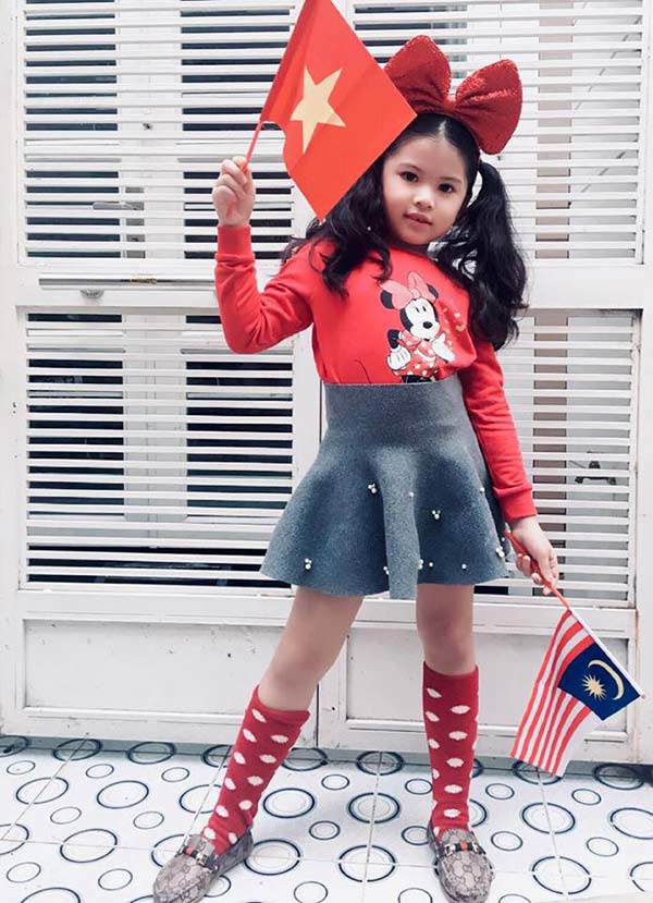 Hoa hậu nhí Malaysia 2017 lai Việt Nam, mẹ Việt kể chuyện oái oăm khi cổ vũ  AFF Cup - 8