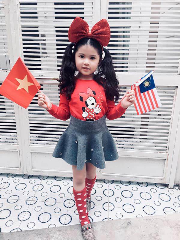 Hoa hậu nhí Malaysia 2017 lai Việt Nam, mẹ Việt kể chuyện oái oăm khi cổ vũ  AFF Cup - 1