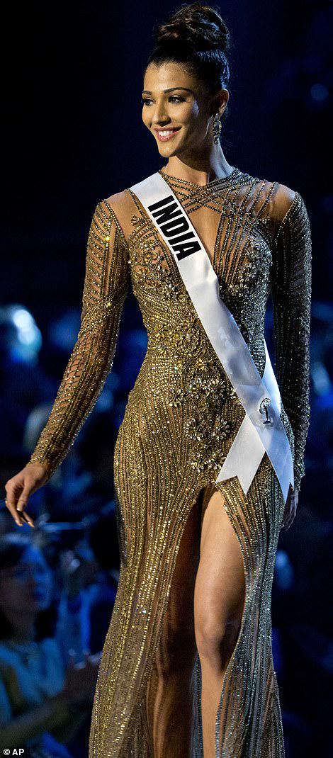 Hoa hậu Ấn Độ bị tuột váy, lộ nhũ hoa ngay trên sân khấu Miss Universe 2018? - 3