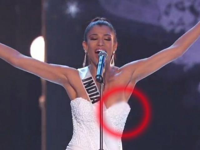 Hoa hậu Ấn Độ bị tuột váy, lộ nhũ hoa ngay trên sân khấu Miss Universe 2018? - 1