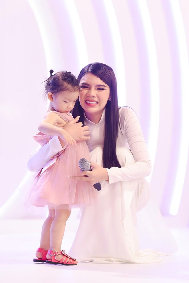 Hương Giang xúc động ôm cô gái chuyển giới có con 2 tuổi, mong ước sang năm lấy chồng - 2
