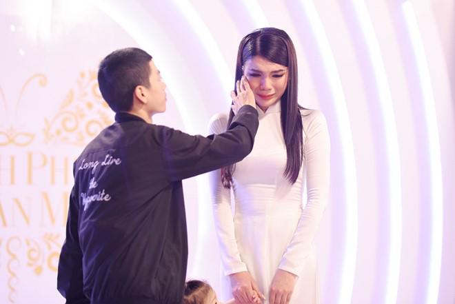 Hương Giang xúc động ôm cô gái chuyển giới có con 2 tuổi, mong ước sang năm lấy chồng - 3