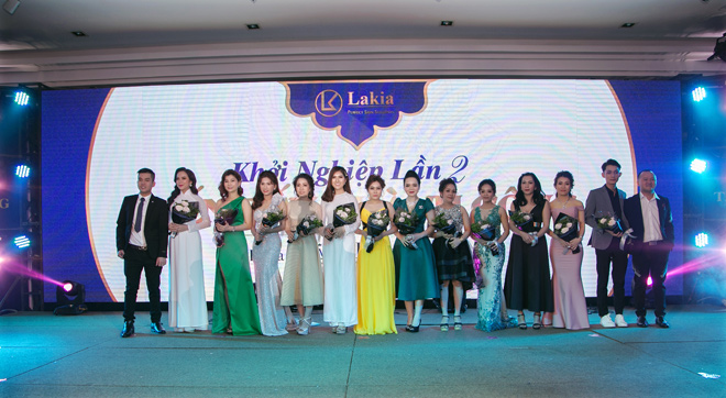 MC Phan Anh, siêu mẫu Lê Hà và dàn sao đổ bộ tiệc cuối năm của mỹ phẩm Lakia - 1