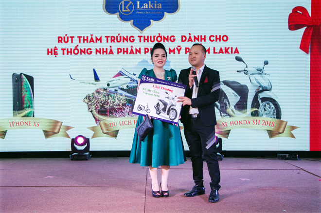 MC Phan Anh, siêu mẫu Lê Hà và dàn sao đổ bộ tiệc cuối năm của mỹ phẩm Lakia - 8