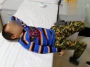 Làm mẹ - Con nghịch ngợm, bố mẹ dỗ dành bằng điện thoại, bác sĩ nói: Phần cổ nghiêm trọng rồi!