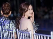 Thời trang - Lý Nhã Kỳ diện đầm cúp ngực, trẻ như gái 18 trên hàng ghế đầu show thời trang
