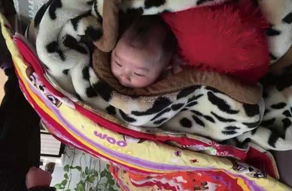 Trời lạnh, bố mẹ đừng để trẻ ngủ như thế này vào ban đêm kẻo lại mất con - 2