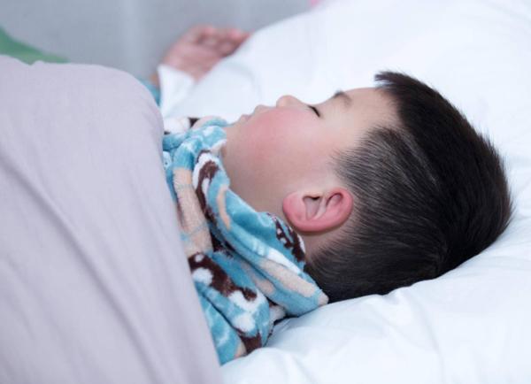 Trời lạnh, bố mẹ đừng để trẻ ngủ như thế này vào ban đêm kẻo lại mất con - 3