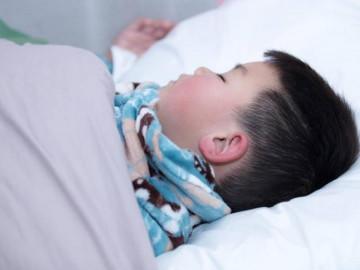 Trời lạnh, bố mẹ đừng để trẻ ngủ như thế này vào ban đêm kẻo lại mất con