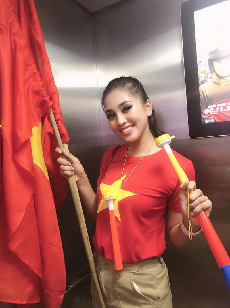 Tiểu Vy xinh đẹp và năng động khi khoác lên mình chiếc áo cờ đỏ sao vàng huyền thoại của Việt Nam. 

