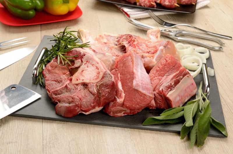 Không nên sử dụng chung thớt thái thịt với rau củ. Thịt sống có thể chứa các vi khuẩn gây bệnh nghiêm trọng. Với những chiếc thớt đã bị cũ, nứt cũng là nơi hoàn hảo để sản sinh vi khuẩn vì thế đừng tiếc, hãy loại bỏ chúng ra khỏi nhà bếp nhé.
