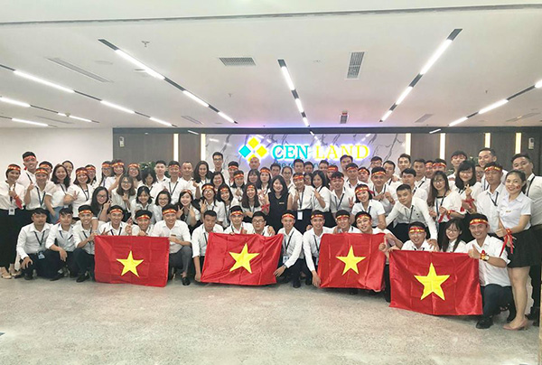 Dàn hot girl “nóng bỏng” tiếp lửa đội tuyển Việt Nam đêm chung kết AFF Cup 2018 - 6