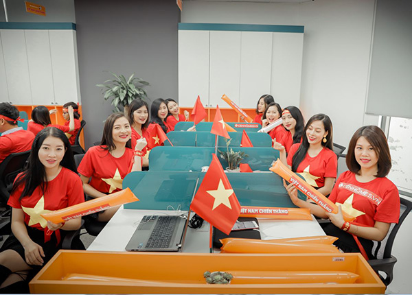 Dàn hot girl “nóng bỏng” tiếp lửa đội tuyển Việt Nam đêm chung kết AFF Cup 2018 - 2