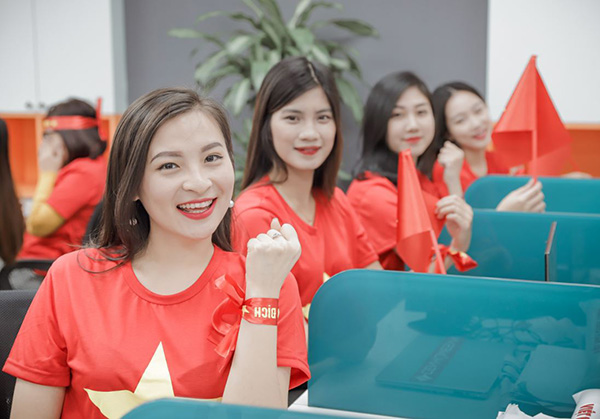 Dàn hot girl “nóng bỏng” tiếp lửa đội tuyển Việt Nam đêm chung kết AFF Cup 2018 - 4