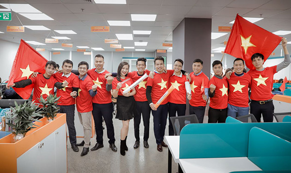 Dàn hot girl “nóng bỏng” tiếp lửa đội tuyển Việt Nam đêm chung kết AFF Cup 2018 - 3