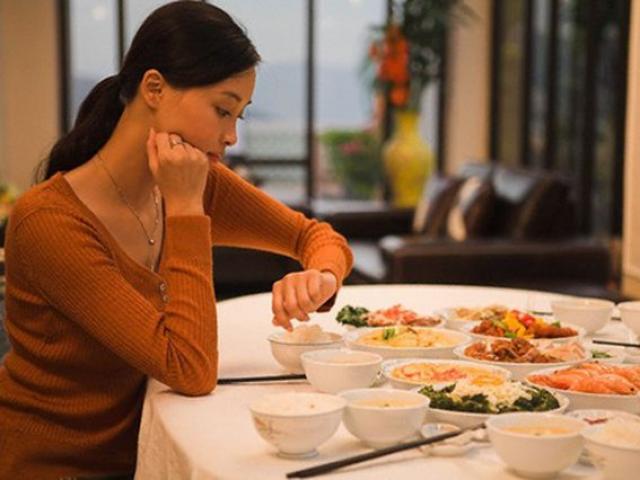 Người phụ nữ bị ung thư dạ dày dù ăn 3 bữa/ngày, thói quen mỗi tối  là vấn đề