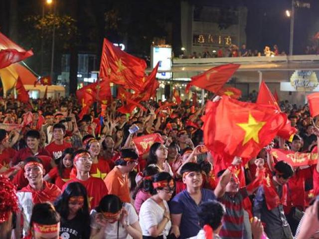 Ngay lúc này tại bờ hồ Hoàn Kiếm: Cổ động viên say men chiến thắng - Việt Nam vô địch