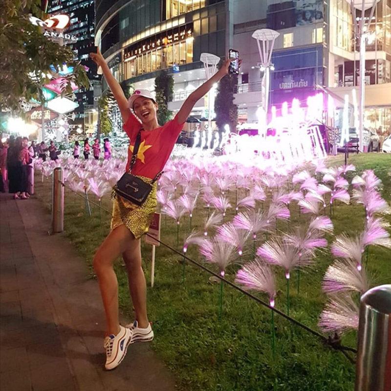 Hoa hậu H’Hen Niê dù đang tất bật với cuộc thi Miss Universe 2018 nhưng vẫn dành thời gian để theo dõi trận chung kết. Ngay sau chiến thắng của đội nhà, H’Hen Niê đã tự đi bão ở Thái Lan.

