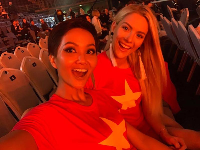 Cả hai người đẹp đình đám tại Miss Universe 2018 năm nay, đồng loạt xuất hiện với màu cờ sắc áo Việt Nam, khiến cho fans phát sốt vì sự lựa chọn trang phục nhạy bén của H'Hen Niê. 
