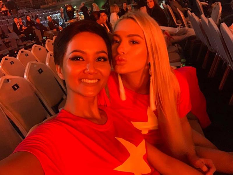 Ngày tổng duyệt chung kết Miss Universe 2018, cũng cùng thời điểm trận đấu chung kết của Việt Nam diễn ra, Hoa hậu H'Hen Niê khéo léo mang chiếc áo cờ đỏ sao vàng gái 50K, để diện đồng thời tặng cho cô bạn Hoa hậu Mỹ 1 chiếc. 
