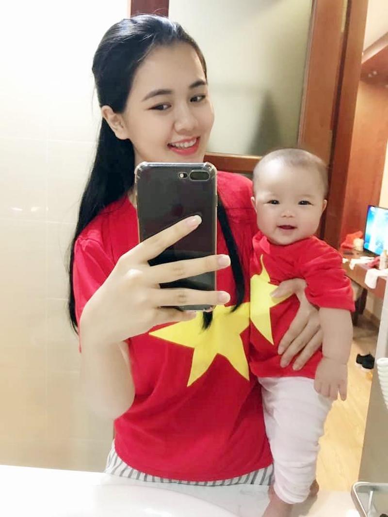 Dù đã là mẹ 1 con nhưng Thùy Phương sở hữu vóc dáng và nhan sắc quá xinh đẹp, nếu không biết chẳng ai nghĩ rằng cô đã là mẹ bỉm sữa đâu.
