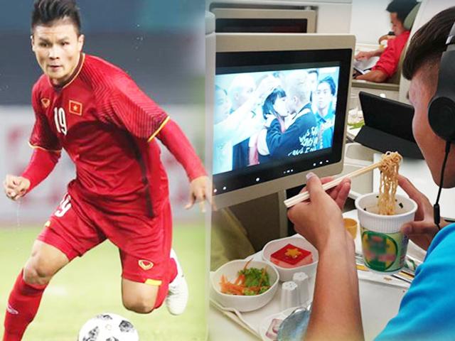 Sau chung kết lượt đi AFF, Quang Hải ăn mỳ tôm, chăm chú xem cảnh khóa môi Em Chưa 18
