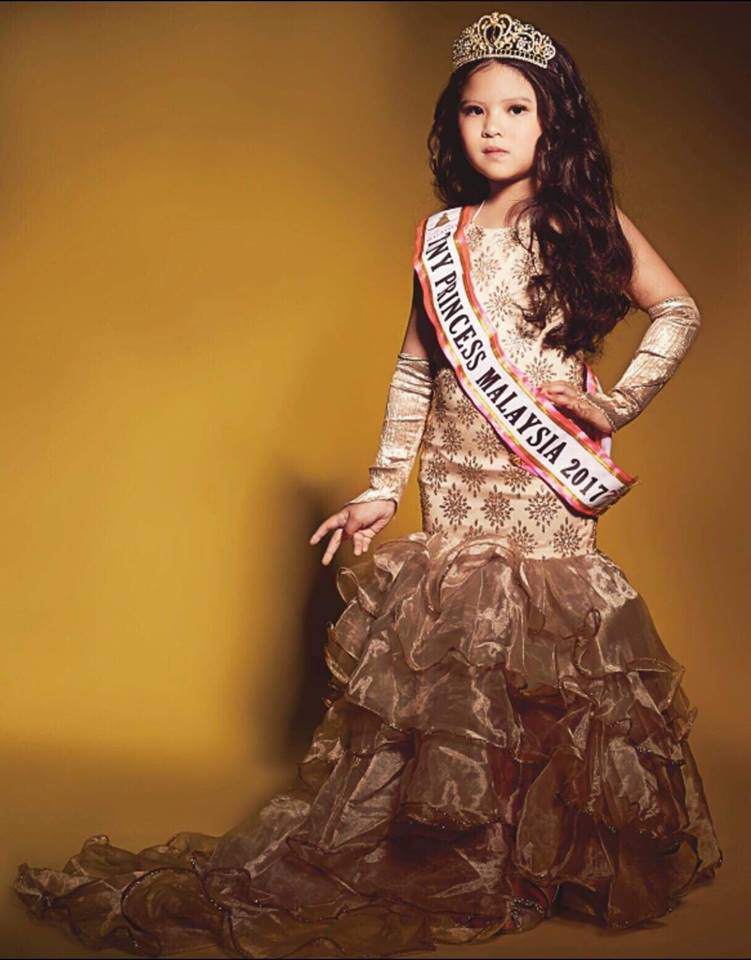 Hoa hậu nhí Malaysia 2017 lai Việt Nam, mẹ Việt kể chuyện oái oăm khi cổ vũ  AFF Cup - 5