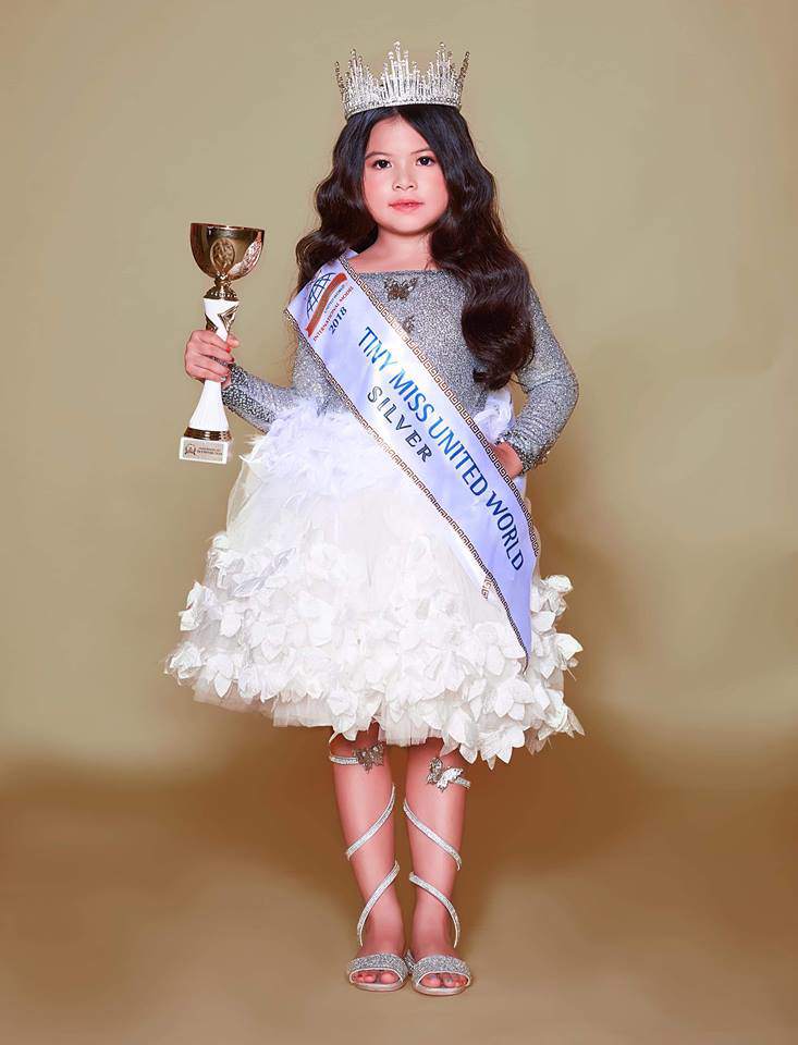 Hoa hậu nhí Malaysia 2017 lai Việt Nam, mẹ Việt kể chuyện oái oăm khi cổ vũ  AFF Cup - 3