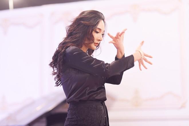 Hương Giang xúc động ôm cô gái chuyển giới có con 2 tuổi, mong ước sang năm lấy chồng - 14