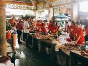 Tin tức - Rực rỡ áo đỏ sao vàng, các cô hàng thịt "cuồng" bóng đá chẳng kém gì phái nam