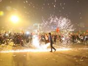 Tin tức - Sau chiến thắng "kinh thiên động địa", cổ động viên đốt pháo sáng rực một góc Mỹ Đình