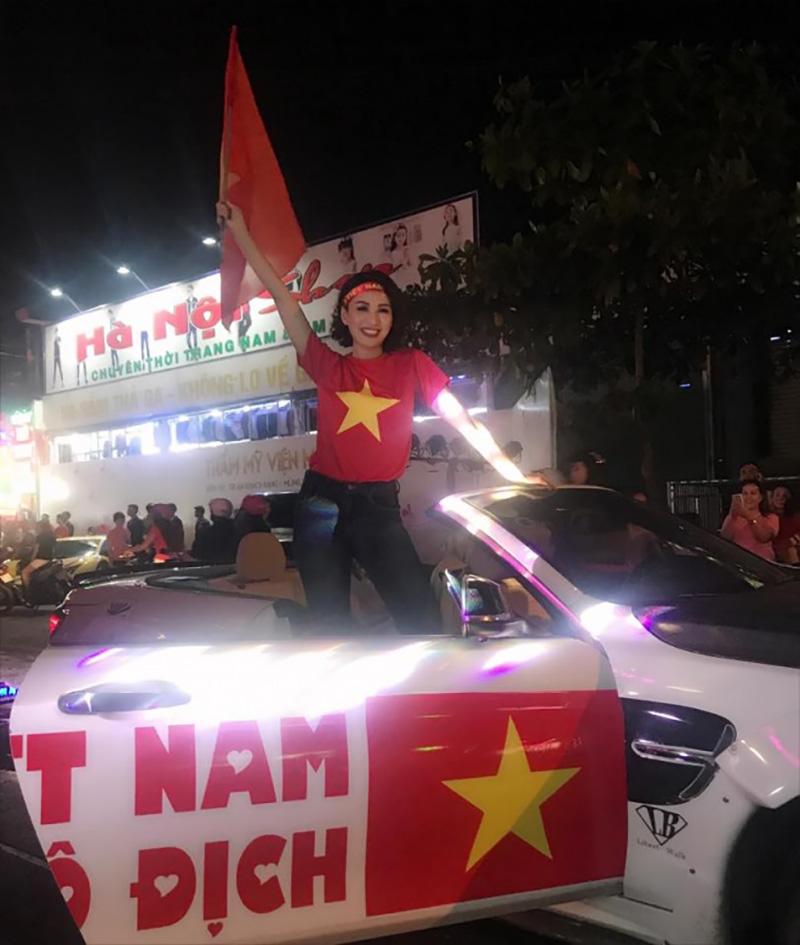 Sao Việt sung sướng khi tuyển Việt Nam vô địch AFF Cup: Đức Phúc phất cờ, Elly Trần amp;#34;đi bãoamp;#34; - 9