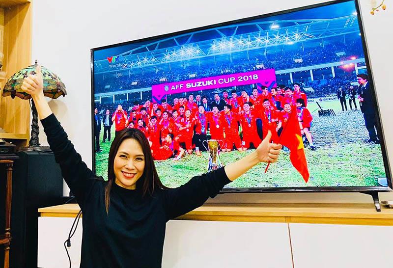 Sao Việt sung sướng khi tuyển Việt Nam vô địch AFF Cup: Đức Phúc phất cờ, Elly Trần amp;#34;đi bãoamp;#34; - 1