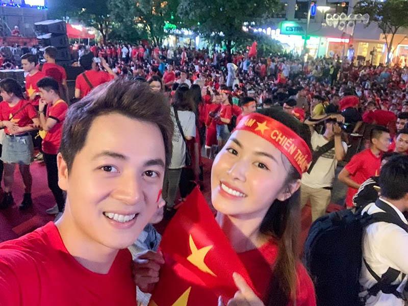 Sao Việt sung sướng khi tuyển Việt Nam vô địch AFF Cup: Đức Phúc phất cờ, Elly Trần amp;#34;đi bãoamp;#34; - 4