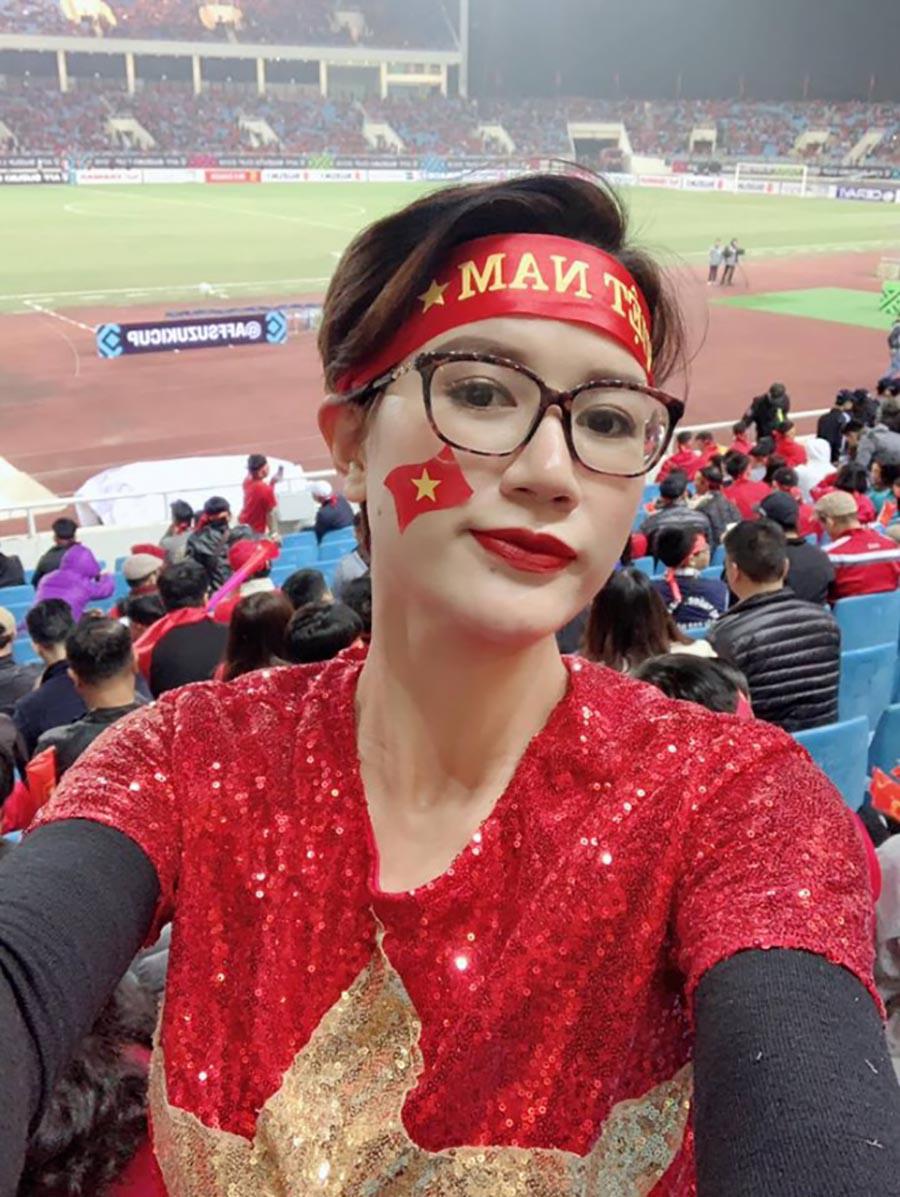 Sao Việt sung sướng khi tuyển Việt Nam vô địch AFF Cup: Đức Phúc phất cờ, Elly Trần amp;#34;đi bãoamp;#34; - 11