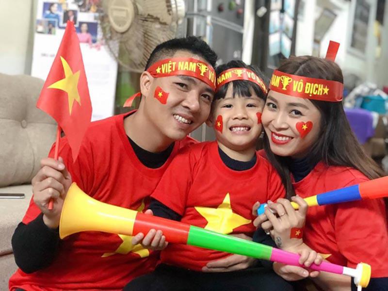 Sao Việt sung sướng khi tuyển Việt Nam vô địch AFF Cup: Đức Phúc phất cờ, Elly Trần amp;#34;đi bãoamp;#34; - 8