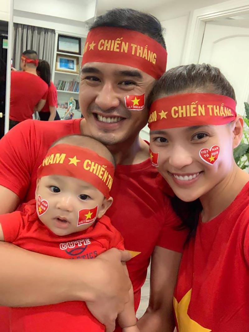 Sao Việt sung sướng khi tuyển Việt Nam vô địch AFF Cup: Đức Phúc phất cờ, Elly Trần amp;#34;đi bãoamp;#34; - 2