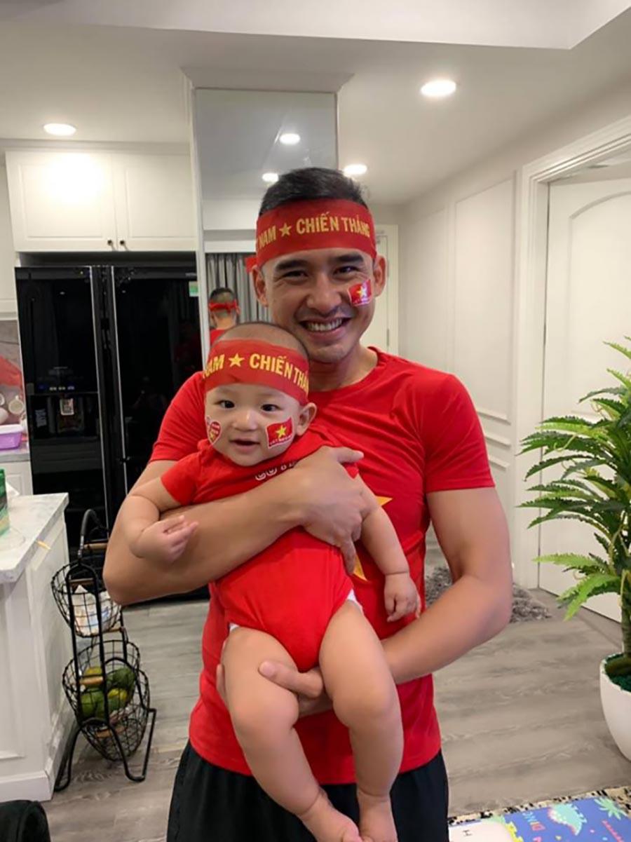 Sao Việt sung sướng khi tuyển Việt Nam vô địch AFF Cup: Đức Phúc phất cờ, Elly Trần amp;#34;đi bãoamp;#34; - 3