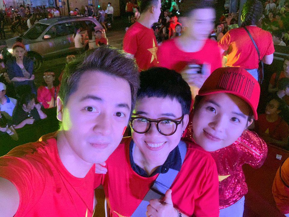 Sao Việt sung sướng khi tuyển Việt Nam vô địch AFF Cup: Đức Phúc phất cờ, Elly Trần amp;#34;đi bãoamp;#34; - 5