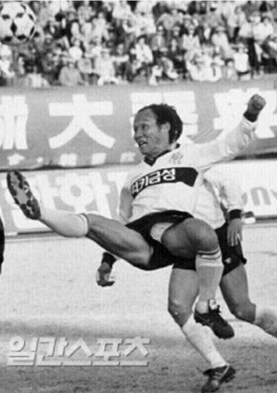 Sau chiến thắng lịch sử, người hâm mộ Việt vỡ òa hạnh phúc nhưng vẫn không quên làm điều này - 8