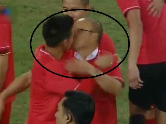 HLV Park Hang-seo có hành động bất ngờ với Văn Quyết, dân mạng rần rần thả tim