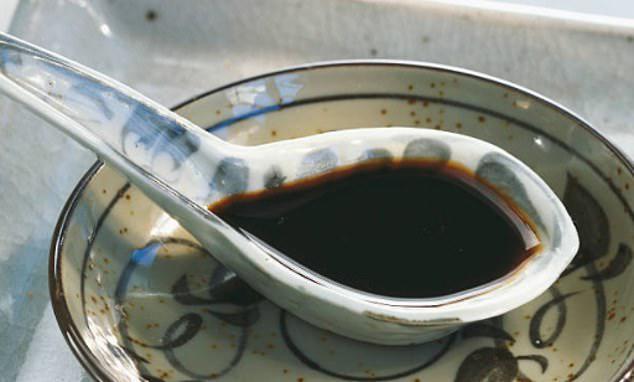 Uống 1 lít nước tương để giảm cân, người phụ nữ tê liệt não rồi tử vong - 1