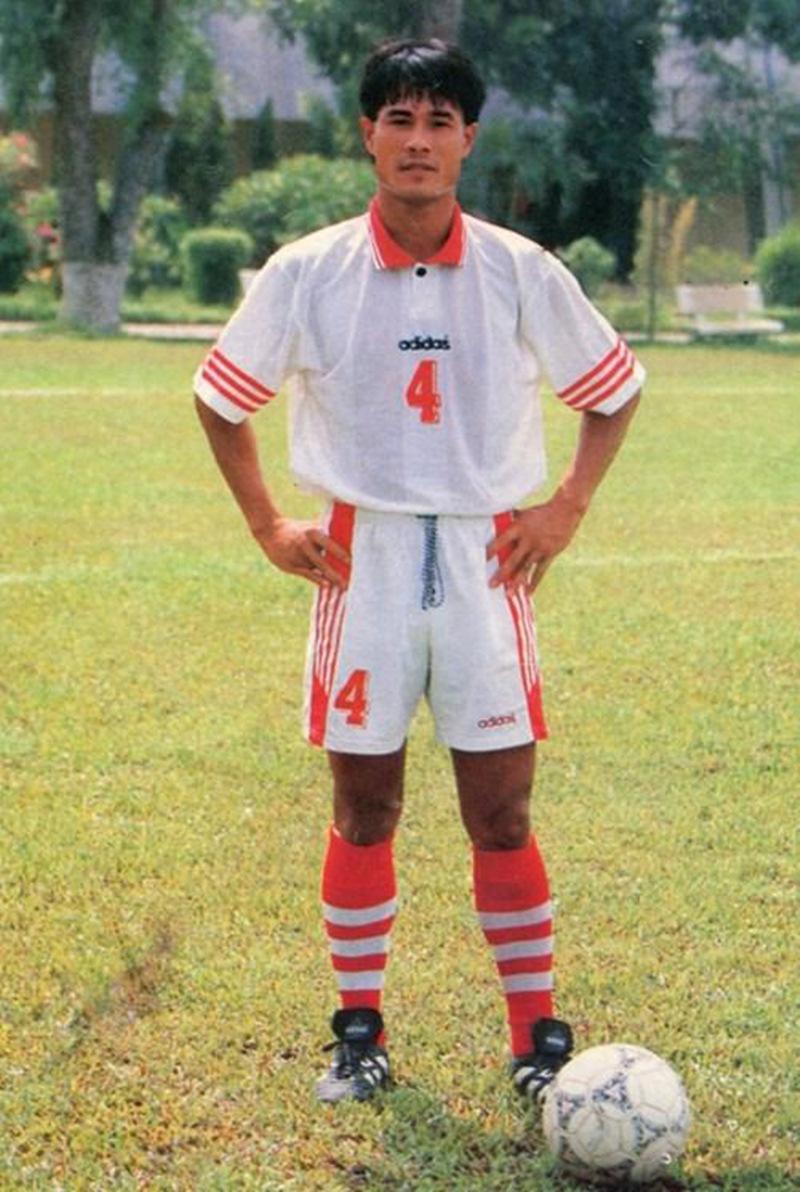 Hữu Thắng - đội trưởng Đội tuyển bóng đá quốc gia Việt Nam (1997 - 1999) cũng là "người đàn ông hấp dẫn" trong tuyển Việt Nam một thời, thậm chí khiến Phương Thanh chẳng ngại ngần nói rằng "từng thầm yêu trộm nhớ anh" trước công luận.
