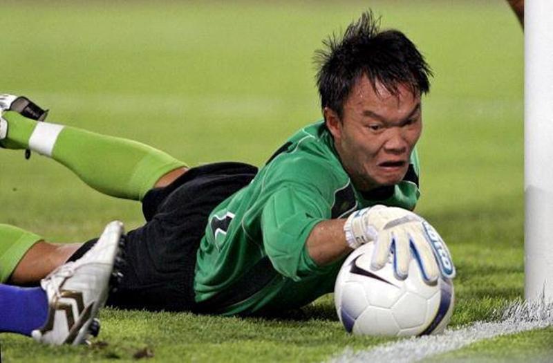 Còn đây là Quả bóng vàng Việt Nam Dương Hồng Sơn - Cầu thủ xuất sắc nhất giải tại  AFF Cup 2008 - cựu thủ môn của đội tuyển Quốc gia.
