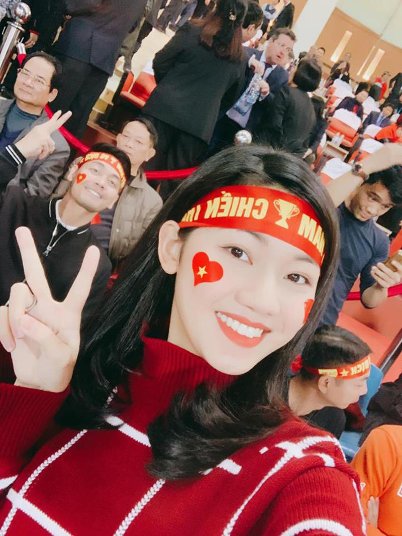 Á hậu Thanh Tú đi xem bóng đá ở hàng ghế VIP, cô cũng khéo léo chọn áo len màu đỏ để đồng điệu với màu cờ sắc áo của dân tộc Việt Nam ta. 
