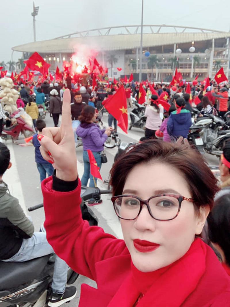 Trang Trần có mặt tại Hà Nội để xem trực tiếp, không khí lạnh khiến cô phải diện thêm áo khoác. Cựu người mẫu khéo léo chọn màu áp và màu son đỏ tươi đầy ấn tượng. 
