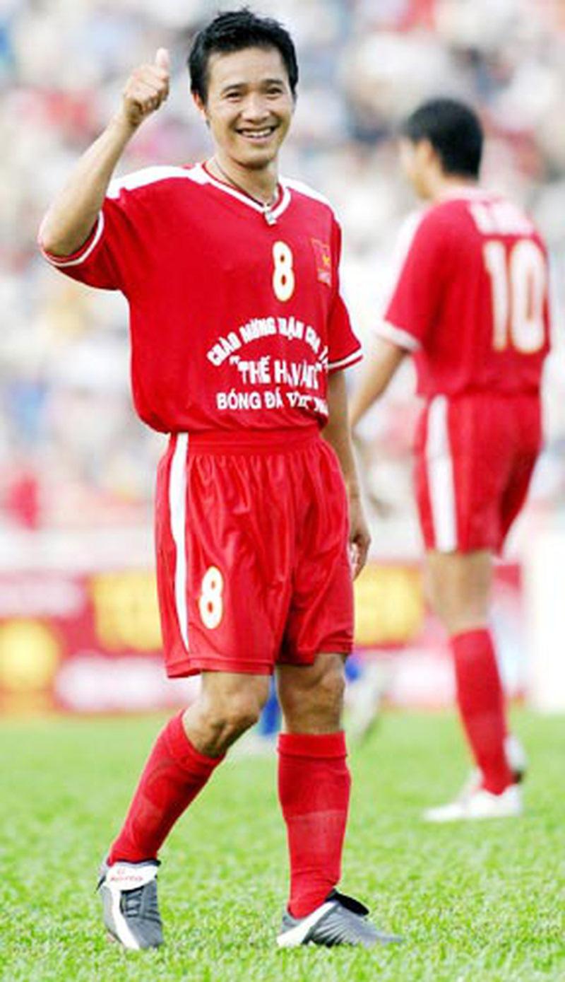 Hồng Sơn cũng là cái tên được nhắc đến nhiều nhất trong số các cầu thủ thuộc thế hệ vàng của bóng đá Việt Nam. Sau khi từ giã sân cỏ anh chuyển sang làm HLV.

